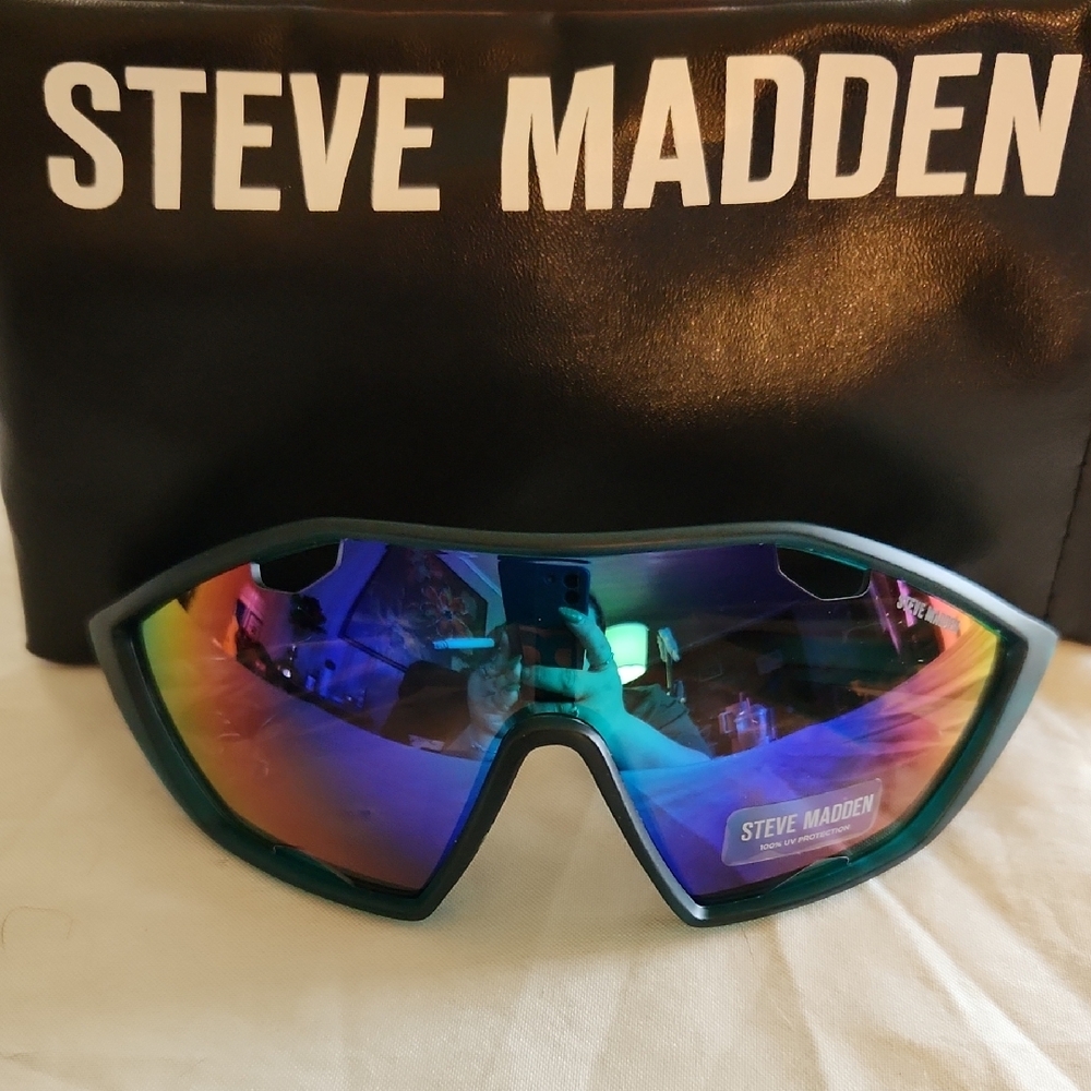🖤Steve Madden Iridescent Sunglasses Green Fram And Case